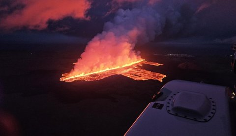 Mynd frá Veðurstofu Íslands úr fyrsta eftirlitsflugi Langhelgisgæslunnar yfir gosstöðvarnar.