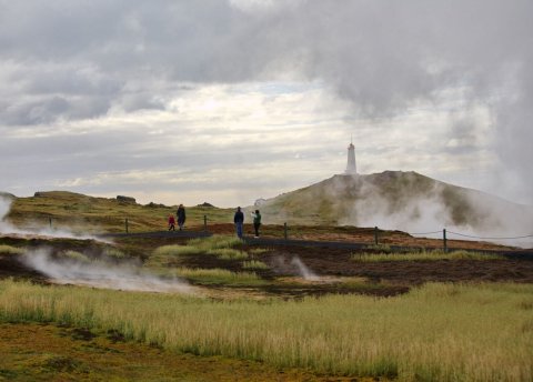 Reykjanesviti séð fá hverasvæðinu @OlgeirAndrésson